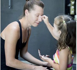 Lucunya, Ini yang Terjadi Ketika Anak Balita Diminta Merias Sang Ibu