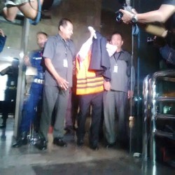 Digelandang ke Rutan, Penyuap Mantan Bupati Bangkalan Terus Tutupi Wajah