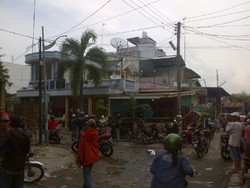 Warga Kerubungi Rumah Tersangka Pembunuh PRT di Medan