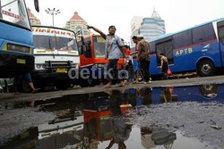 Dishub DKI Akan Segera Larang Pedagang Rokok Jualan di Terminal