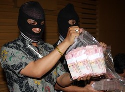 Mantan Bupati Bangkalan Fuad Amin Simpan Uang Suap di Balik Lukisan