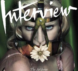 Madonna Pose Pamer Payudara di Usia 56 Tahun