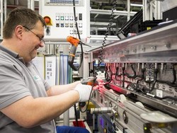 Daimler Kucurkan Investasi 100 Juta Euro untuk Baterai Mobil Listrik