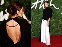 Pakai Baju Backless, Victoria Beckham Pamer Tato di Punggung