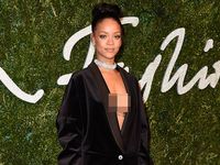 Rihanna Tanpa Bra di British Fashion Awards 2014