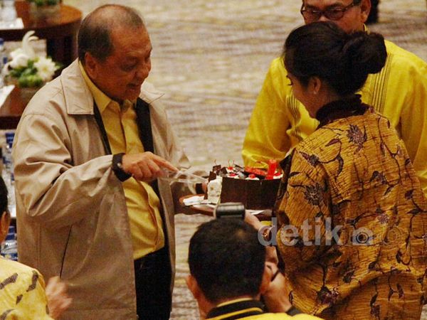 MS Hidayat Dapat Kejutan Ultah di Munas Golkar
