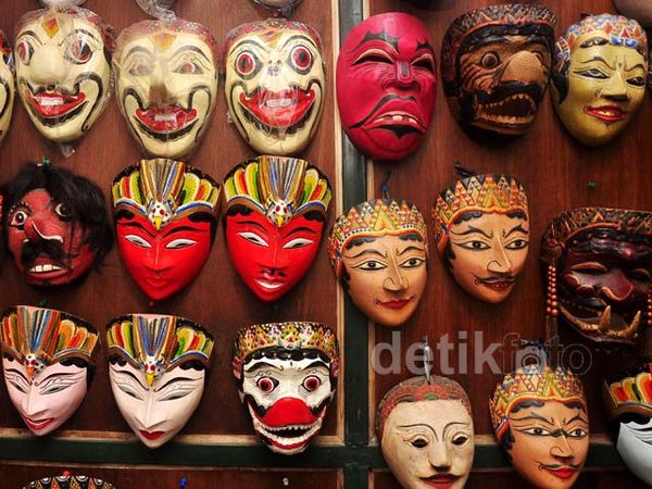 Melihat Barang-barang Antik di Pasar Triwindu