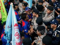 Buruh dan Polisi Saling Dorong di BEI