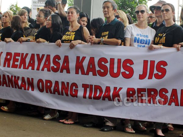 Aksi Demo Warnai Sidang Perdana Guru JIS