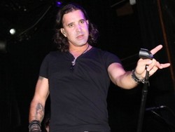 Vokalis Creed Minta Uang Penggemar untuk Produksi Album