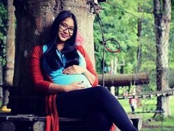 Happy Salma Pamer Perut Hamil di Instagram