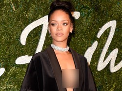 Datang ke BFA 2014, Rihanna Hanya Pakai Blazer Tanpa Celana dan Bra