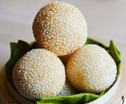 Nyam! Krenyes-krenyes Gurih Onde-onde dan Gandasturi