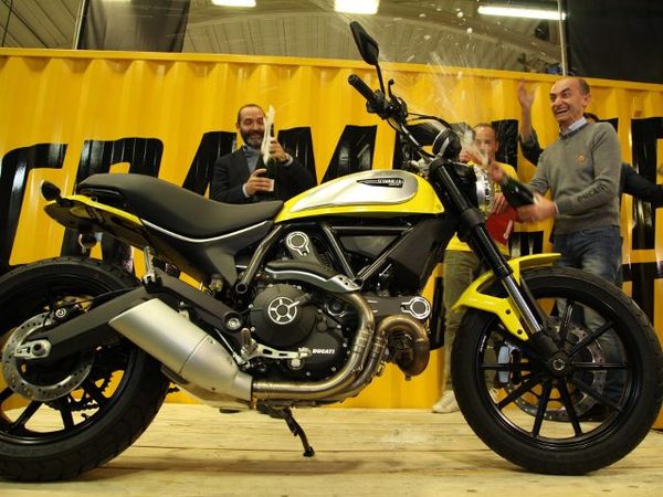 Kelahiran Perdana Motor Cantik