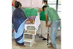 Dokter India Pakai Pompa Sepeda untuk Sterilisasi