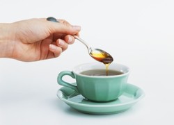 Kalau Madu Dicampur Teh, Apakah Masih Sama Khasiatnya?