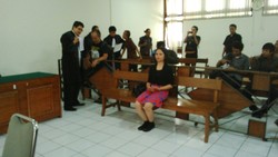 Pakai Rok Batik Pink, Florence Jalani Sidang Putusan Sela