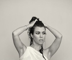 Kourtney Kardashian Lebih Nyaman Pose Tanpa Busana Saat Hamil