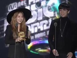 Soyou SISTAR & Junggigo Bawa Pulang Piala Best Collaboration Award di MAMA 2014