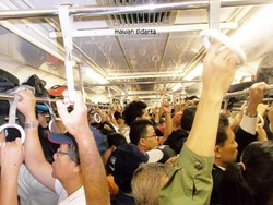 Merasakan Petualangan Naik KRL di Jakarta