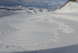 Penampakan Seperti Gambar Alien Hadir Lagi di Pegunungan Salju