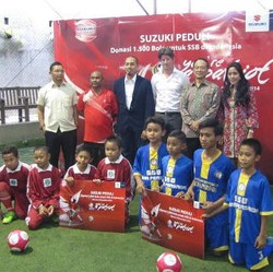Suzuki Sumbang Ribuan Bola Sepak untuk SSB