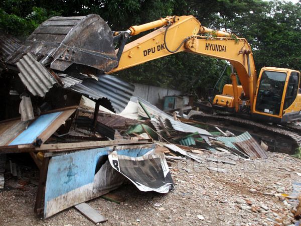 Ratusan Bangunan Liar di Tebet Ditertibkan