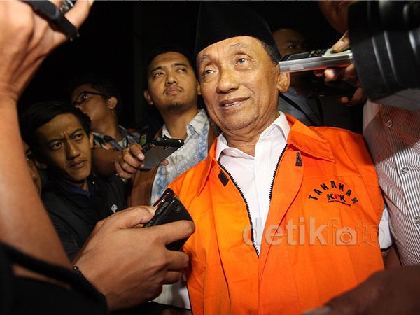 Mantan Bupati Bangkalan Fuad Amin Ditahan