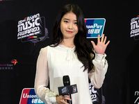 Aih, Manisnya IU Dibalut Dress Mini Putih di MAMA 2014