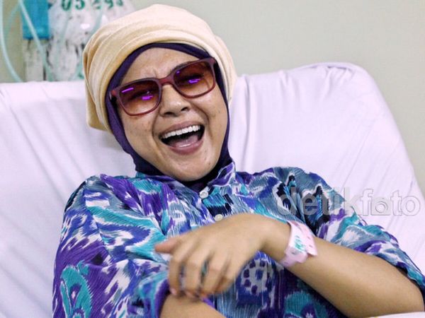 Tawa Sumringah Ria Irawan Jalani Kemoterapi