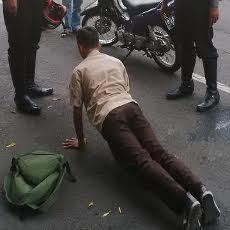 Tak Hanya Berlakukan Tilang, Polisi Tindak Pelanggar dengan Push Up