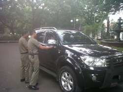 Malu! Masih Ada Mobil PNS Tanpa Tong Sampah Masuk Balai Kota Bandung