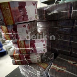 Harga BBM Naik, Jokowi Kurangi Utang Tahun Depan