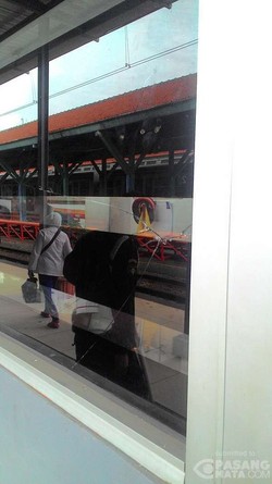 KRL Tertahan 1 Jam di Manggarai Karena Ada Kereta Mogok di Stasiun Duri