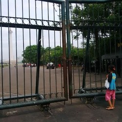 Tak Bisa Masuk ke Monas, Pria Misterius Pukul Gembok Gerbang dengan Palu