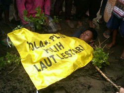 Aksi Warga Kubur Diri Warnai Kunjungan Wapres JK di Batang