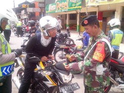Anggota TNI Copoti Stiker Militer Motor yang Melintasi Jl Margonda