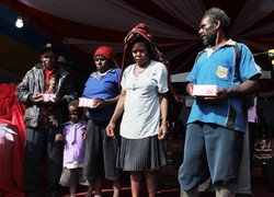 Gubernur Papua Beri Uang Tunai Rp 100 Juta Bagi Ibu yang Lahirkan Minimal 10 Anak