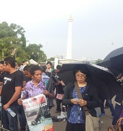 Suciwati Berpayung Hitam di Aksi Diam Kamisan di Depan Istana