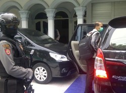 Penyidik KPK Dikawal Polisi Bersenjata dan Bertopeng Saat Geledah Rumah Fuad Amin