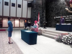 Istri Dilantik Jadi Ketua Tim Penggerak PKK DKI, Ahok Kikuk Menyalami