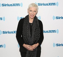 Annie Lennox Sindir Madonna Cari Perhatian dengan Foto Pamer Payudara