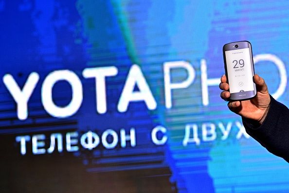 YotaPhone 2: Ponsel Berlayar Depan Belakang