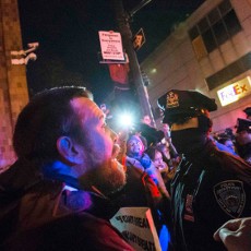 Polisi AS yang Cekik Mati Pria Kulit Hitam Tak Diadili, Ribuan Orang Demo