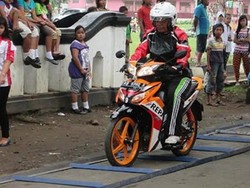 Menjajal Motor Honda Sambil Beramal