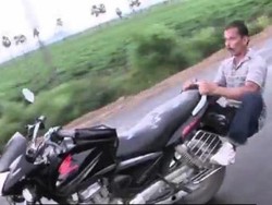 Seram, Lelaki Ini Yoga di Motor