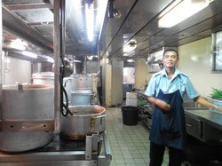 Dapur Kapal Pelni yang Sibuk & Seru