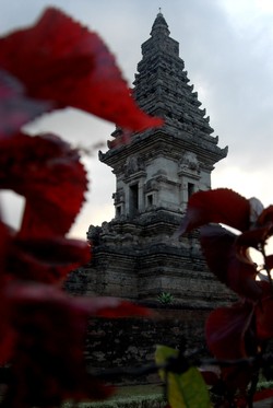 Serunya Jeprat-jepret & Selfie di Candi Jawi, Pasuruan