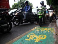Mobil dan Motor Serobot Jalur Sepeda