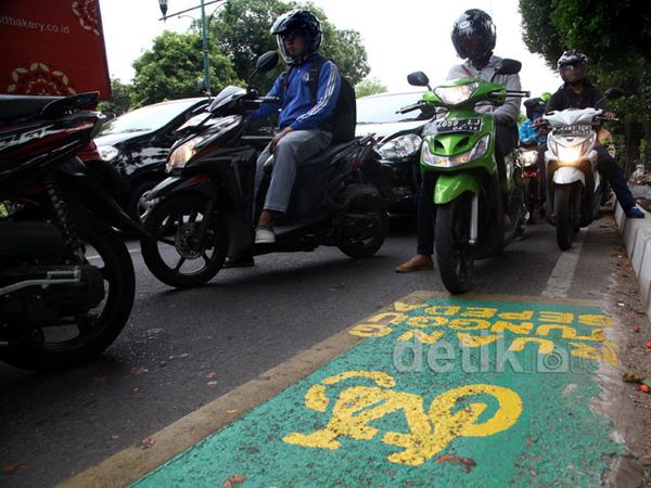 Mobil dan Motor Serobot Jalur Sepeda